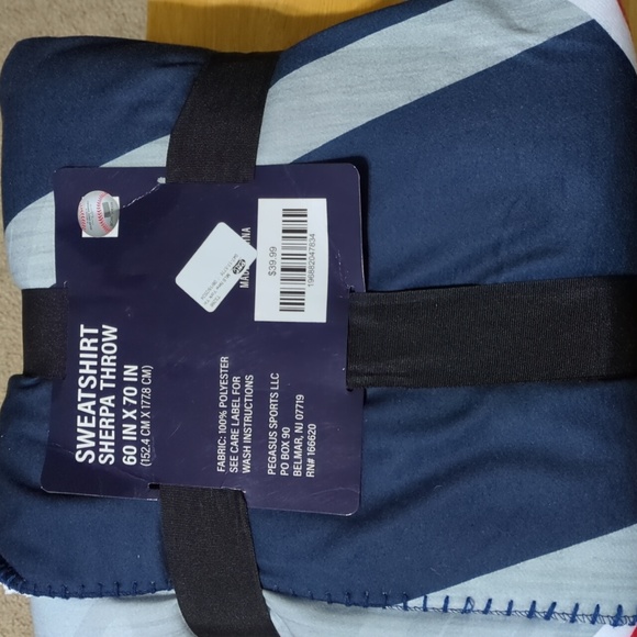 New York Yankees Sweatshirt Sherpa Throw - Picture 3 of 3